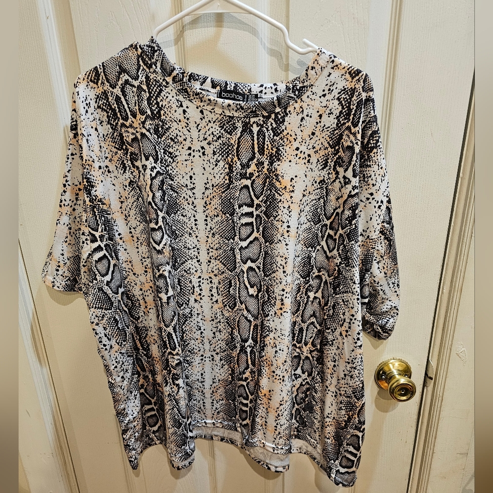 Boohoo Plus Size boxy snake print tee US 22